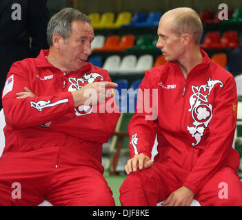 Feb 07, 2008 - Moscou, Russie - La Russie accueille la Coupe Davis 2008 à Moscou. La Russie jouera contre la Serbie. Sur la photo : le capitaine de l'équipe russe SHAMIL TARISHCHEV et Nikolaï Davydenko. (Crédit Image : © PhotoXpress/ZUMA Press) RESTRICTIONS : * l'Amérique du Nord et du sud de l'homme seulement * Banque D'Images