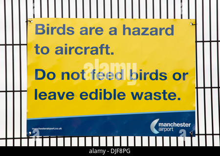 À propos de signes d'oiseaux sur des barrières de sécurité à l'aéroport de Manchester, Royaume-Uni. Banque D'Images