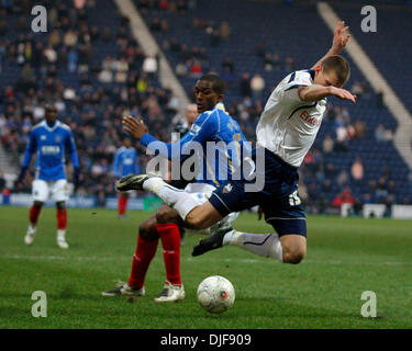 Preston Billy Jones tombe en panne après un plaquage par Sylvain Distin de Portsmouth Preston qui a donné une pénalité (crédit Image : © Photographe/Cal Sport Media) Banque D'Images