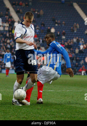 Preston Billy Jones tombe en panne après un plaquage par Sylvain Distin de Portsmouth Preston qui a donné une pénalité (crédit Image : © Photographe/Cal Sport Media) Banque D'Images