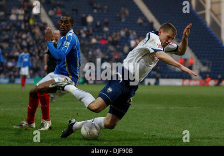 Preston Billy Jones tombe en panne après un plaquage par Sylvain Distin de Portsmouth Preston qui a donné une pénalité (crédit Image : © Photographe/Cal Sport Media) Banque D'Images