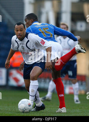 Karl Hawley de Preston North End ignore passé Sylvain Distin de Portsmouth (crédit Image : © Photographe/Cal Sport Media) Banque D'Images