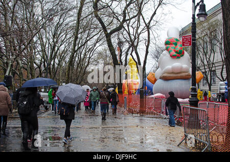 NEW YORK, NY, USA, le 27 novembre 2013. 'Canard Aflac' et 'Snoopy' Woodstock et de gonflage de ballons le jour avant la 87e assemblée annuelle de Macy's Thanksgiving Day Parade. Crédit : Jennifer Booher/Alamy Live News Banque D'Images