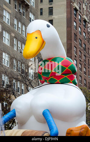 NEW YORK, NY, USA, le 27 novembre 2013. 'Canard Aflac' étant ballon gonflé sur le jour avant la 87e assemblée annuelle de Macy's Thanksgiving Day Parade. Crédit : Jennifer Booher/Alamy Live News Banque D'Images