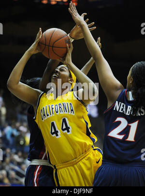 Californie Golden Bear's Ashley Walker, # 44, pousse au-delà de la défense d'Arizona Wildcats dans la première moitié de leur jeu Samedi, 16 février 2008 à Haas Pavilion à Berkeley, Californie Cal a défait l'Arizona 66-45. (Jose Carlos Fajardo/Contra Costa Times/ZUMA Press). Banque D'Images