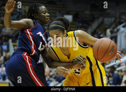 Californie Golden Bear's Natasha Vital, n° 2, cours des lecteurs Arizona Wildcats' Ashley Whisonant, # 12, dans la première moitié de leur jeu Samedi, 16 février 2008 à Haas Pavilion à Berkeley, Californie (Jose Carlos Fajardo/Contra Costa Times/ZUMA Press). Banque D'Images