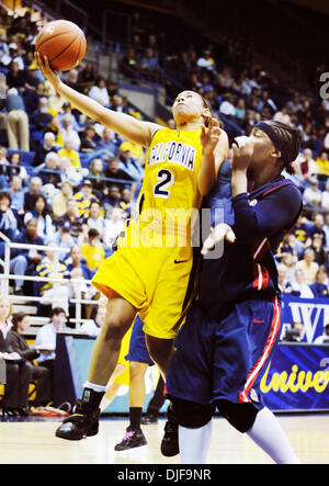 Californie Golden Bear's Natasha Vital, n° 2, cours des lecteurs Arizona Wildcats' Amina Njonkou, # 32, dans la première moitié de leur jeu Samedi, 16 février 2008 à Haas Pavilion à Berkeley, Californie (Jose Carlos Fajardo/Contra Costa Times/ZUMA Press). Banque D'Images