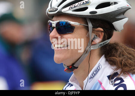 18 févr. 2008 - Santa Rosa, Californie, USA - Brooke Miller a remporté le critérium de la femme à la première étape de la 2008 Amgen Tour de Californie. La course des femmes a terminé deux heures avant l'arrivée des hommes, se terminant leur première étape. (Crédit Image : © Kate Burgess Karwan/ZUMA Press) Banque D'Images