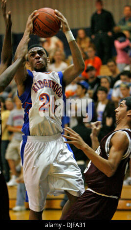 Description : Photo 9 : (Mardi, New Port Richey, 02/19/2008). Ridgewood est Bryan Jones (20) au cours de la classe 5A demi-finale régionale garçons jeu de basket-ball at Ridgewood mardi, 19/02/08...LANCE ARAM ROTHSTEIN | fois.PT   basketb 283218 ROTH. Basket-ball garçons .Description .semi-région, le 19 février, le mardi à 19 h Brandon à Ridgewood. Nous nous intéressons à ces deux équipes. Veuillez vous assurer de tirer sur un Banque D'Images