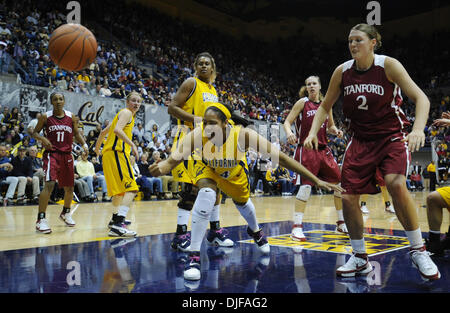 Californie Golden Bear's Ashley Walker, # 44, réagit après la perte d'un rebond contre la Stanford Cardinal's Jane Appel, # 2, dans la première moitié de leur jeu Samedi, 23 février 2008 à Haas Pavilion à Berkeley, Californie Cal 60-58 Stanford défait. (Jose Carlos Fajardo/Contra Costa Times/ZUMA Press). Banque D'Images