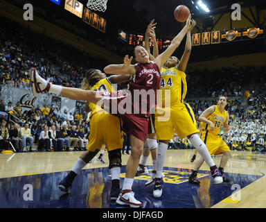 Californie Golden Bear's Ashley Walker, # 44, les batailles de Stanford Cardinal Jane Appel, # 2, pour une reprise de la première moitié de leur jeu Samedi, 23 février 2008 à Haas Pavilion à Berkeley, Californie Cal 60-58 Stanford défait. (Jose Carlos Fajardo/Contra Costa Times/ZUMA Press). Banque D'Images