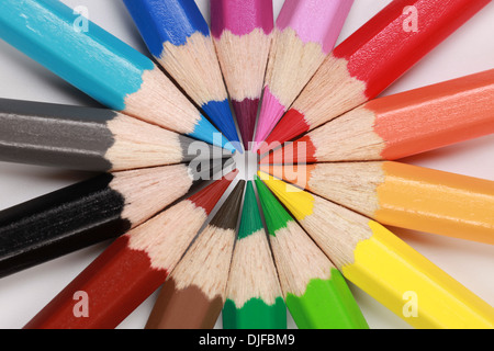 Crayons de couleur dans une rangée formant un cercle Banque D'Images