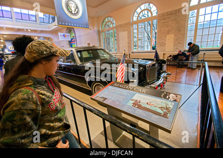 Dearborn, Michigan - la voiture du président Ronald Reagan à l'affiche au Musée Henry Ford. Banque D'Images