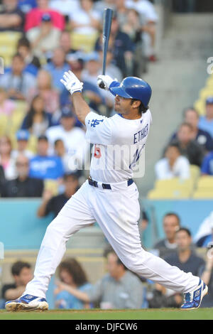 04 juin 2010 - Los Angeles, Californie, États-Unis - 04 juin 2010 : droit des Dodgers de Los Angeles, fielder Andre Ethier (16) hits un sacrifice que les scores Rafael Furcal. Les Dodgers de Los Angeles a défait les Braves d'Atlanta, 5-4 au Dodger Stadium à Los Angeles, en Californie..Crédit obligatoire : Andrew Fielding / Southcreek Global (Image Crédit : © Andrew Fielding/Southcreek Global/ZUMApress.com Banque D'Images