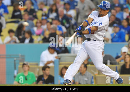 04 juin 2010 - Los Angeles, Californie, États-Unis - 04 juin 2010 : Los Angeles Dodgers l'arrêt-court Rafael Furcal (15) hits un triple dans la deuxième manche pour marquer Clayton Kershaw Les Dodgers de Los Angeles a défait les Braves d'Atlanta, 5-4 au Dodger Stadium à Los Angeles, en Californie..Crédit obligatoire : Andrew Fielding / Southcreek Global (Image Crédit : © Andrew Fielding/ZUMAp Southcreek/mondial Banque D'Images