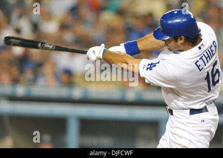 04 juin 2010 - Los Angeles, Californie, États-Unis - 04 juin 2010 : droit des Dodgers de Los Angeles, fielder Andre Ethier (16) mouches à centerfield. Les Dodgers de Los Angeles a défait les Braves d'Atlanta, 5-4 au Dodger Stadium à Los Angeles, en Californie..Crédit obligatoire : Andrew Fielding / Southcreek Global (Image Crédit : © Andrew Fielding/ZUMApress.com) Southcreek/mondial Banque D'Images