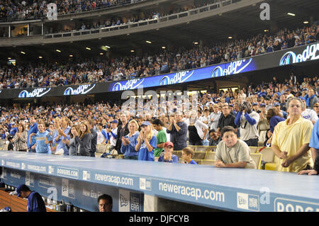 04 juin 2010 - Los Angeles, Californie, États-Unis - 04 juin 2010 : le stade Dodger se lève et applaudit à la mémoire de la vie de John Wooden. Les Dodgers de Los Angeles a défait les Braves d'Atlanta, 5-4 au Dodger Stadium à Los Angeles, en Californie..Crédit obligatoire : Andrew Fielding / Southcreek Global (Image Crédit : © Andrew Fielding/ZUMApress.com) Southcreek/mondial Banque D'Images