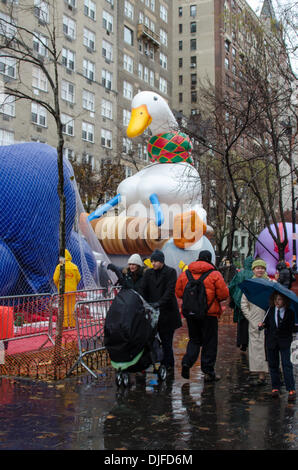 NEW YORK, NY, USA, le 27 novembre 2013. 'Canard Aflac' étant ballon gonflé sur le jour avant la 87e assemblée annuelle de Macy's Thanksgiving Day Parade. Crédit : Jennifer Booher/Alamy Live News Banque D'Images