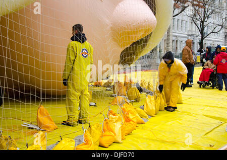 NEW YORK, NY, USA, le 27 novembre 2013. 'Elf' sur une étagère en ballon gonflé sur le jour avant la 87e assemblée annuelle de Macy's Thanksgiving Day Parade. Crédit : Jennifer Booher/Alamy Live News Banque D'Images