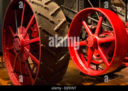 Dearborn, Michigan - Détail d'un moteur de traction à vapeur au Musée Henry Ford. Il a été utilisé pour labourer les grandes fermes autour de 1916. Banque D'Images