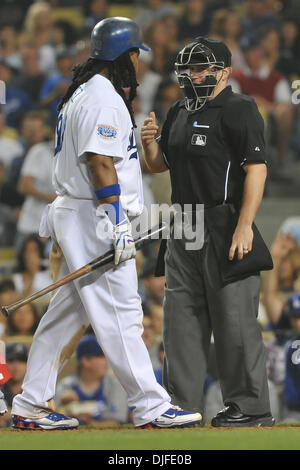 05 juin 2010 - Los Angeles, Californie, États-Unis - 05 juin 2010 : le voltigeur des Dodgers de Los Angeles Manny Ramirez (99) affirme avec accueil arbitre Dominique Barbéris Mike (76) dans le bas de la cinquième manche. Les Braves d'Atlanta devant les Dodgers de Los Angeles au Dodger Stadium à Los Angeles, Californie.Crédit obligatoire : Andrew Fielding / Southcreek Global (Image Crédit : © Andrew Fielding/Sou Banque D'Images