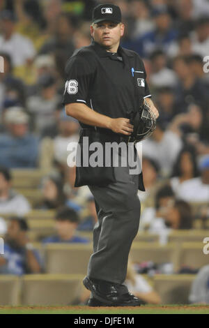 05 juin 2010 - Los Angeles, Californie, États-Unis - 05 juin 2010 : Accueil arbitre Mike Dominique Barbéris (76) regarde vers le bas la ligne. Les Braves d'Atlanta devant les Dodgers de Los Angeles au Dodger Stadium à Los Angeles, Californie.Crédit obligatoire : Andrew Fielding / Southcreek Global (Image Crédit : © Andrew Fielding/ZUMApress.com) Southcreek/mondial Banque D'Images