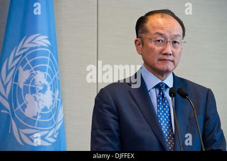 New York, NY, USA . 27 nov., 2013.Le Président de la Banque mondiale, Jim Yong Kim assiste à une conférence de presse conjointe avec le Secrétaire général des Nations Unies Ban Ki-moon (pas en photo) au siège des Nations Unies à New York, le 27 novembre, 2013. L'Organisation des Nations Unies et la Banque mondiale a annoncé mercredi un effort concerté des gouvernements, des organismes internationaux, la société civile et le secteur privé pour le passage à grande échelle de financement pour fournir de l'énergie durable pour tous, avec le Secrétaire général des Nations Unies Ban Ki-moon, appelant à de nouveaux investissements massifs dans le visage d'une hausse du thermostat à l'échelle mondiale. Source : Xinhua/Alamy Live News Banque D'Images