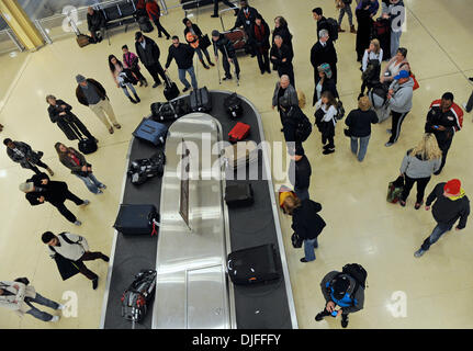 Washington DC, USA . 27 nov., 2013. Maison de vacances les voyageurs attendent leurs bagages à l'Aéroport National Ronald Reagan de Washington DC, capitale des États-Unis, le 27 novembre 2013, le jour de Thanksgiving eve. Source : Xinhua/Alamy Live News Banque D'Images
