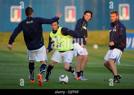 Jun 09, 2010 - Pretoria, Afrique du Sud - l'Italie GIAMPAOLO PAZZINI se bat pour la balle avec RICCARDO MONTOLIVO et DANIELE DE ROSSI au cours de session de formation au collège de Southdown Irene, au sud de Pretoria (Image Crédit : © Luca Ghidoni/ZUMApress.com) Banque D'Images