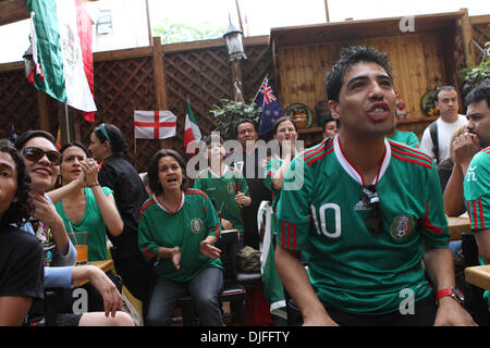 Jun 10, 2010 - Manhattan, New York, États-Unis - les fans mexicains à regarder le premier match de la Coupe du Monde en Afrique du Sud, à El Paso Taqueria dans East Harlem. La Coupe du monde 2010 : Afrique du Sud, hôte du tournoi s'ouvre avec match nul avec le Mexique. (Crédit Image : © Lombard/ZUMApress.com) Mariela Banque D'Images