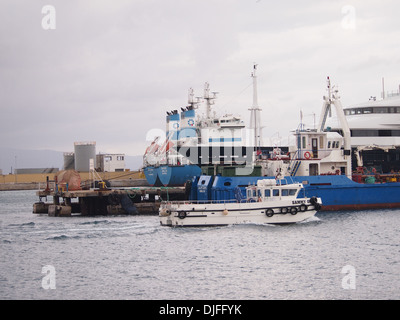 L'avitaillement des navires amarrés au port de Gibraltar Banque D'Images