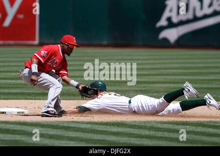 10-juin-2010 : Oakland, CA : Oakland Athletics héberge le Los Angeles Angels. Oakland Athletics shortstop Cliff Pennington (2) vole 2e base. L'athlétisme gagner le match 6-1. (Crédit Image : © Southcreek Dinno Kovic/global/ZUMApress.com) Banque D'Images