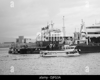 L'avitaillement des navires amarrés au port de Gibraltar Banque D'Images