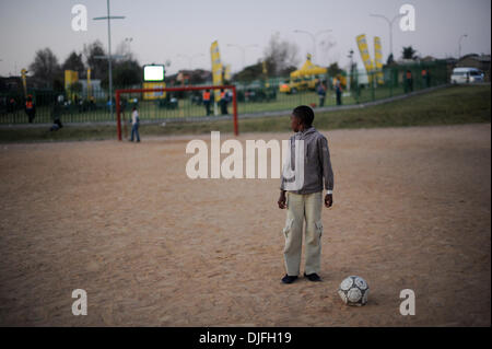 12 juin 2010 - Johannesburg, Gauteng, AFRIQUE DU SUD - un enfant revient à la télévision grand écran extérieur public une zone de visualisation de la Coupe du Monde dans le quartier de Soweto Diepkloof Samedi, 12 juin 2010 à Johannesburg, Afrique du Sud. (Crédit Image : © Mark Sobhani/ZUMApress.com) Banque D'Images