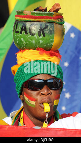 Jun 13, 2010 - Pretoria, Afrique du Sud - un fan de Ghana participe à une Coupe du Monde FIFA 2010 football match entre la Serbie et le Ghana au Loftus Versfeld, le 13 juin 2010 à Pretoria, Afrique du Sud. (Crédit Image : © Luca Ghidoni/ZUMApress.com) Banque D'Images