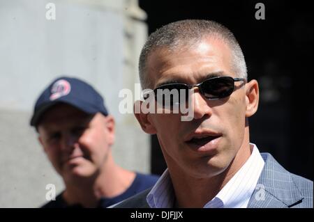 Jun 15, 2010 - Manhattan, New York, USA - New York Yankees gérant JOE GIRARDI dévoile un nouveau marqueur de trottoir en granit dans le Canyon de héros commémorant le novembre 2009 ticker-tape parade en l'honneur du 27e de l'équipe du championnat de la Série mondiale. (Crédit Image : Â© Bryan Smith/ZUMA Press) RESTRICTIONS : * New York * hors droits Journaux Banque D'Images