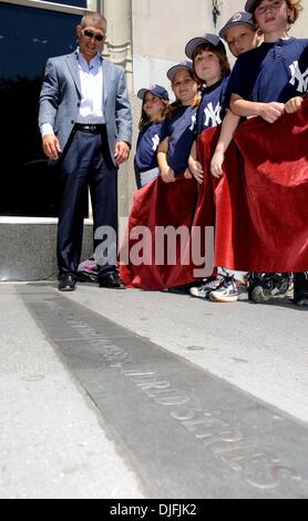 Jun 15, 2010 - Manhattan, New York, USA - New York Yankees gérant JOE GIRARDI dévoile un nouveau marqueur de trottoir en granit dans le Canyon de héros commémorant le novembre 2009 ticker-tape parade en l'honneur du 27e de l'équipe du championnat de la Série mondiale. (Crédit Image : Â© Bryan Smith/ZUMA Press) RESTRICTIONS : * New York * hors droits Journaux Banque D'Images