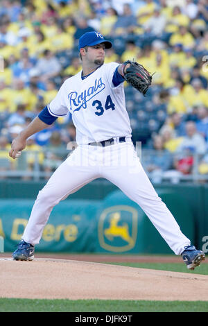 15 Juin 2010 : le lanceur partant des Royals de Kansas City, Kyle Davies (34) offre un emplacement au cours d'un match de baseball de mardi, la défaite des Royals de Kansas City, les Astros de Houston 7-15 au Kauffman Stadium de Kansas City, Missouri..Crédit obligatoire : Scott Kane / Southcreek Global. (Crédit Image : © Scott Kane/ZUMApress.com) Southcreek/mondial Banque D'Images