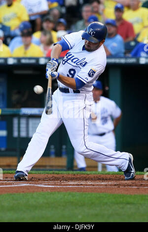 15 Juin 2010 : droit des Royals de Kansas City fielder David DeJesus (9) est en contact pour un coup sûr lors d'un match de baseball de mardi, la défaite des Royals de Kansas City, les Astros de Houston 7-15 au Kauffman Stadium de Kansas City, Missouri..Crédit obligatoire : Scott Kane / Southcreek Global. (Crédit Image : © Scott Kane/ZUMApress.com) Southcreek/mondial Banque D'Images