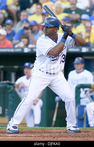 15 Juin 2010 : l'arrêt-court des Royals de Kansas City, Yuniesky Betancourt (3) attend la fin de la hauteur au cours d'un match de baseball de mardi, la défaite des Royals de Kansas City, les Astros de Houston 7-15 au Kauffman Stadium de Kansas City, Missouri..Crédit obligatoire : Scott Kane / Southcreek Global. (Crédit Image : © Scott Kane/ZUMApress.com) Southcreek/mondial Banque D'Images
