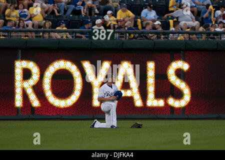 15 Juin 2010 : le voltigeur des Royals de Kansas City, Scott Podsednik (22) tahes un genou lors d'un changement de tangage du duringTuesday d'un match de baseball, la défaite des Royals de Kansas City, les Astros de Houston 7-15 au Kauffman Stadium de Kansas City, Missouri..Crédit obligatoire : Scott Kane / Southcreek Global. (Crédit Image : © Scott Kane/ZUMApress.com) Southcreek/mondial Banque D'Images