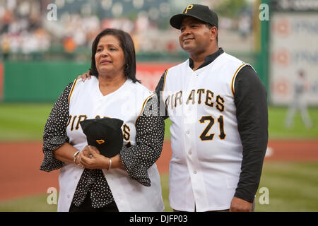 19 Juin 2010 : Vera Clemente et Louis Clemente, l'épouse et fils de l'ancien Vestibule de réputation Roberto Clemente sont introduits à la 38 008 fans présents à PNC Park comme les Pirates de Pittsburgh de célébrer le 50e anniversaire de la Série mondiale 1960 sur le Championnat Yankees de New York avant l'interleague match entre les Indians de Cleveland et Pittsburgh Pirates au PNC Park Banque D'Images