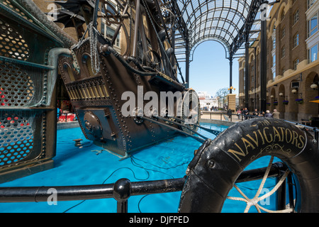Hays Galleria, Southwark, Londres : une sculpture en bronze intitulée The Navigators par David Kemp Banque D'Images