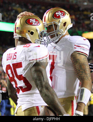 Landover, Maryland, USA. 25Th Nov, 2013. San Francisco 49ers quarterback Colin Kaepernick (7) félicite les San Francisco 49ers tight end Vernon Davis (85) après un score lors d'un match de saison régulière entre les Redskins de Washington et les San Francisco 49ers à FedEx Field à Landover, Maryland. Credit : Action Plus Sport/Alamy Live News Banque D'Images