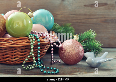 Décorations de Noël dans panier en osier et de sapin sur fond de bois Banque D'Images