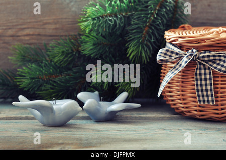 Décoration de Noël en forme d'oiseaux, panier en osier et de sapin sur fond de bois Banque D'Images