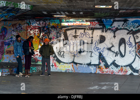 Les jeunes hommes traîner à la rive sud skate park, Londres Banque D'Images