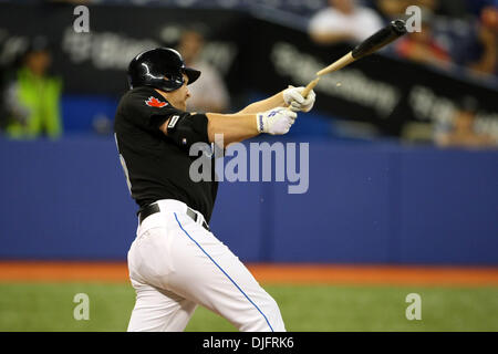 Blue Jays de Toronto frappeur désigné Adam Lind (26) brise son bat de baseball lors d'un match contre les Cardinals de Saint-Louis au Centre Rogers à Toronto, Ontario. Les cardinaux a gagné 9-4. (Crédit Image : © Anson Hung/global/ZUMApress.com) Southcreek Banque D'Images