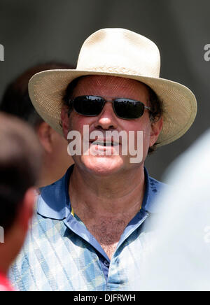 23 juin 2010 - Cromwell, Connecticut, É.-U. - Chris Berman de ESPN à la première pièce en t de la célébrité Voyageurs Pro-Am. (Crédit Image : © Stan Godlewski/ZUMApress.com) Banque D'Images