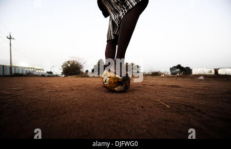 26 juin 2010 - Rustenburg, Afrique du Sud - les enfants jouer au football avant la Coupe du Monde 2010 match de football entre les USA et le Ghana au Royal Bafokeng Stadium le 26 juin 2010 à Rustenburg, Afrique du Sud. (Crédit Image : © Luca Ghidoni/ZUMApress.com) Banque D'Images